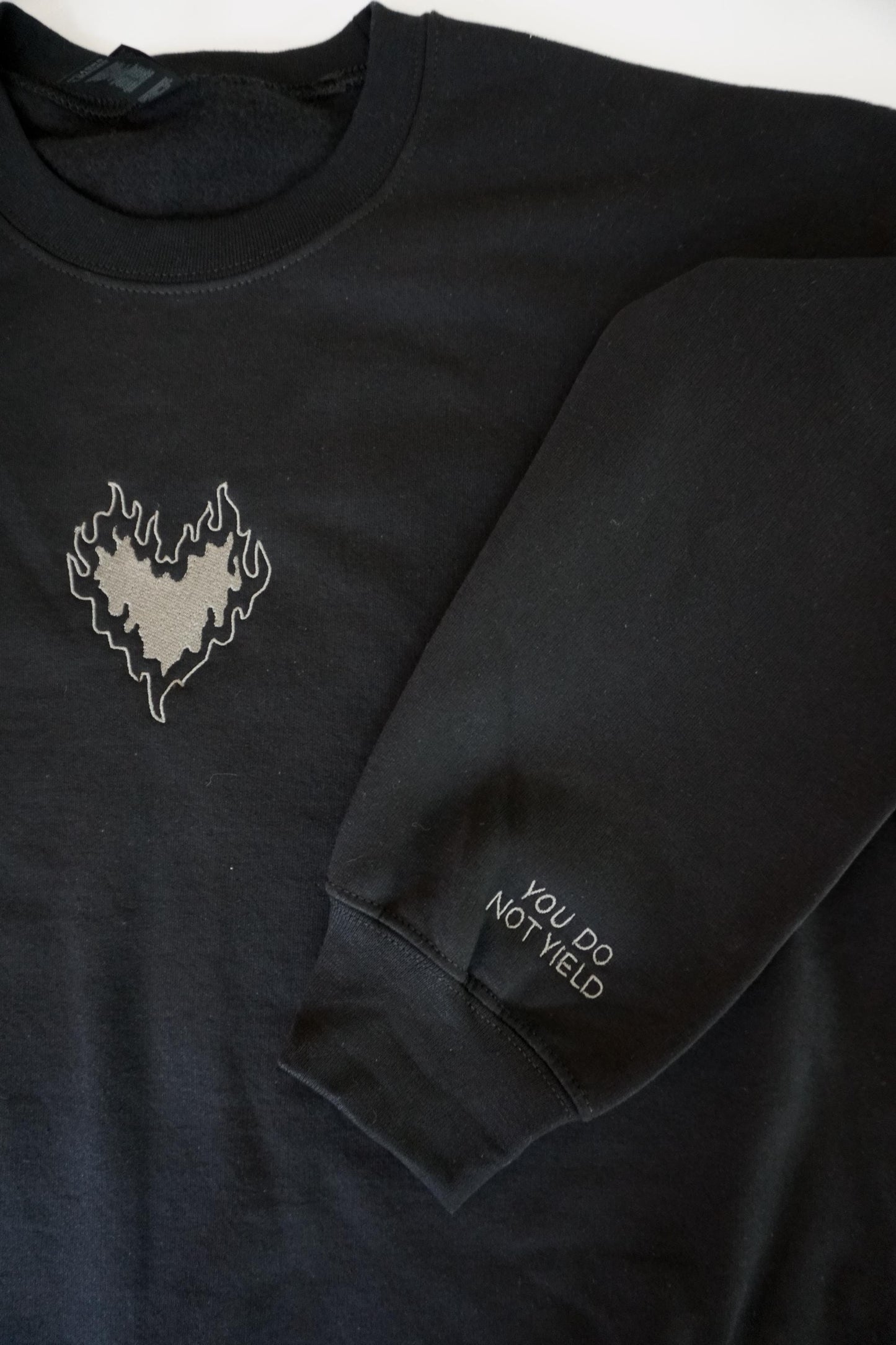 Fireheart SJM Throne of Glass Embroidered Crewneck Sweatshirt VEMB43
