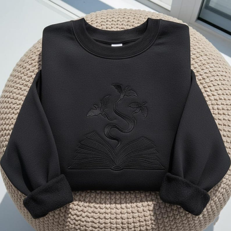 Fourth Wing Dragon Book Sweatshirt, Minimal Fantasy Reader Crewneck, Cozy Bookish Gift for Women and Romantasy Lovers VEMB82