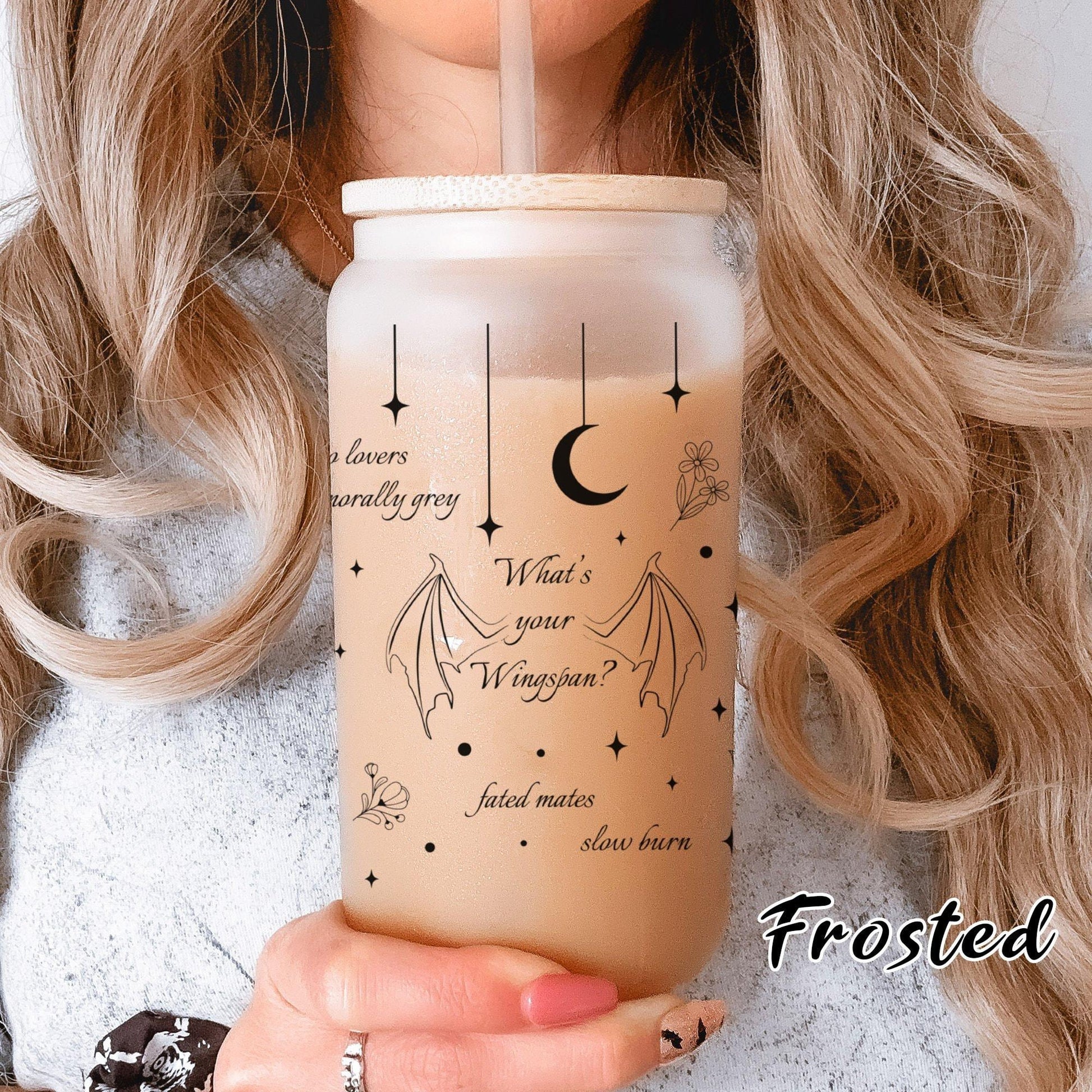 ACOTAR & Fourth Wing Inspired Glass Cans – Bookish Clear Tumblers with Bamboo Lids and Fantasy Quotes GLVLR22