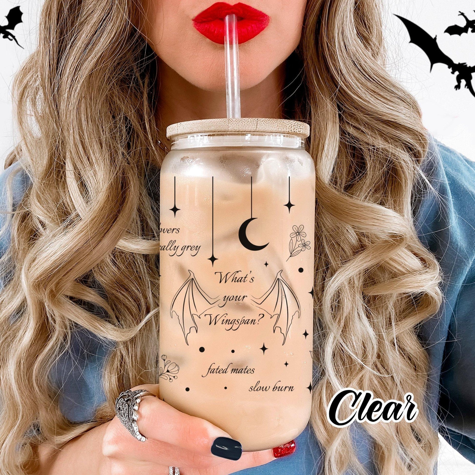 ACOTAR & Fourth Wing Inspired Glass Cans – Bookish Clear Tumblers with Bamboo Lids and Fantasy Quotes GLVLR22