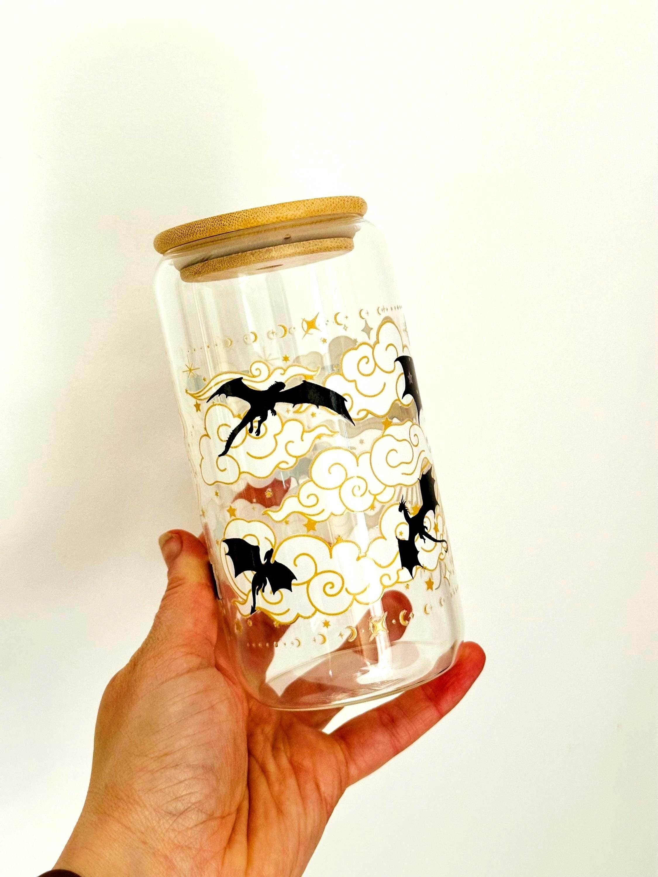 Fourth Wing Glass Can, Dragon Design Iced Coffee Cup with Bamboo Lid & Straw, Bookish Drinkware Gift for Fantasy Readers GLVLR16
