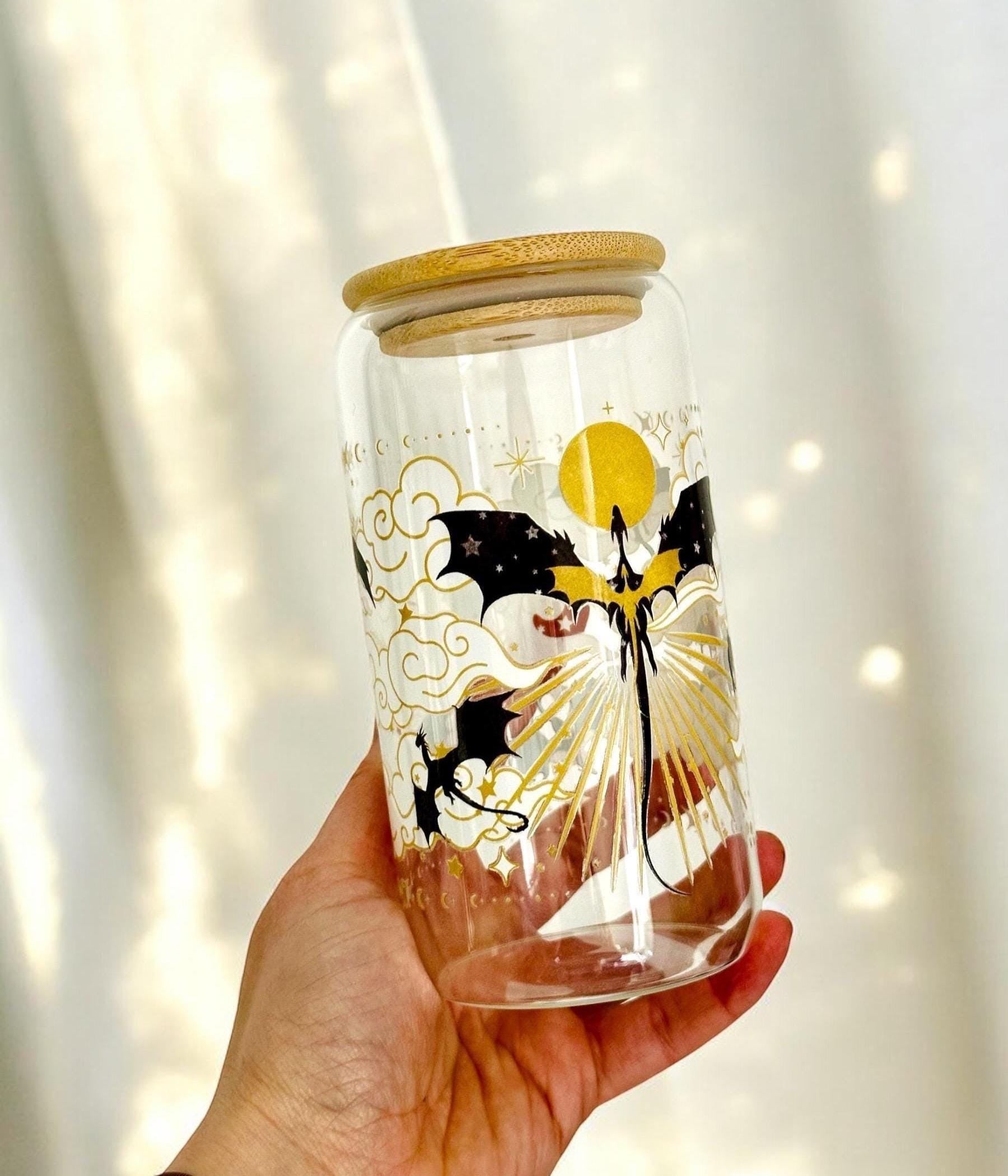 Fourth Wing Glass Can, Dragon Design Iced Coffee Cup with Bamboo Lid & Straw, Bookish Drinkware Gift for Fantasy Readers GLVLR16